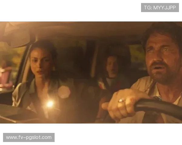 《末日逃生:情侣车上突遇丧尸围攻生死抉择》 《末日逃生:情侣车上突遇丧尸围攻生死抉择》